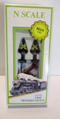MODEL POWER N-SCALE PAIR OF RAILWAY CROSSING SIGNALS - Image 1 of 2