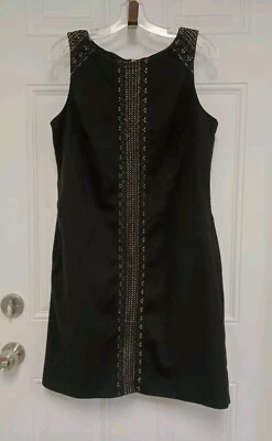 Vestido Nine West tamanho 10 preto design de crochê dourado com zíper sem mangas - Imagem 1 de 4