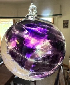 Mundgeblasene Glaskugel 4" Kugel Hexenkugel lila/weiß verwirbelt - Bild 1 von 7
