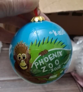 PHOENIX ZOO HANDBEMALT "KASIH" SCHIMPANSE ORNAMENT - Bild 1 von 3