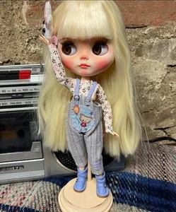 Bambola OOAK Blythe bambola personalizzata di Candy Floss capelli biondi con clip coniglietto e tuta - Foto 1 di 8
