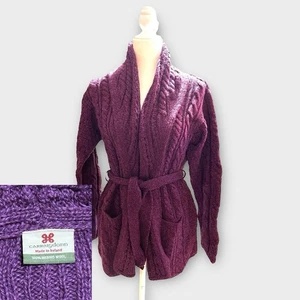 Carraig Donn Irish Aran Zopfmuster Fischer Gürtel lila Strickjacke Medium Wolle - Bild 1 von 7