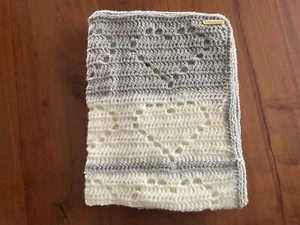 Häkeldecke – Babydecke – reine Handarbeit - weiß/grau - Bild 1 von 4