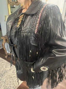 Chaqueta negra con flecos de cuero para hombre/mujer con ribete de hueso y tachuelas EE. UU. - Imagen 1 de 11