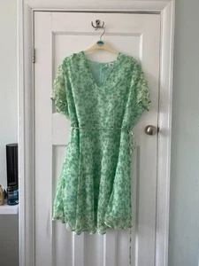 Glamorous Curve Short Sleeve Mini Wrap Tea Dress in Apple Ditsy Floral (UK 20) - Picture 1 of 10