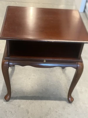 Suporte de TV vintage Bombay Company mogno Queen Anne mesa com bandeja removível LEIA - Imagem 1 de 4