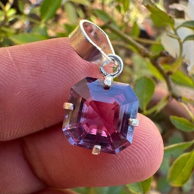Colgante de plata 925 maciza con cambio de color de alejandrita natural certificado de 11,85 quilates Foto 1 de 4