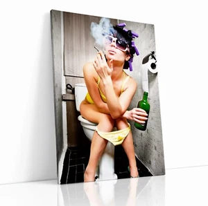 FRAUEN SITZEN AUF TOILETTE RAUCHEN LEINWANDBILD WANDBILD BILD DRUCK - Bild 1 von 6