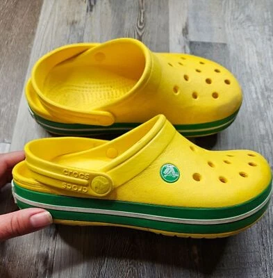 Tamancos Crocs clássicos amarelo + verde U of O cores M4 ou W6 ou J4 - Imagem 1 de 4