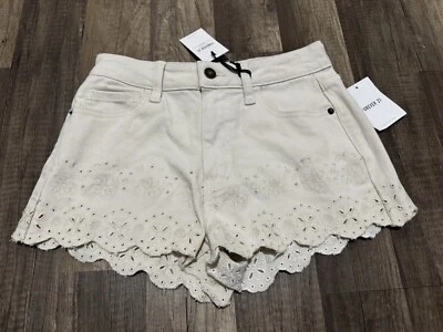 Shorts jeans feminino Forever 21 tamanho 25 baunilha bordado bainha recortada - Imagem 1 de 4