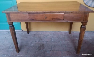 Grazioso ed elegante Tavolo Luigi XVI Emiliano in noce - Immagine 1 di 4