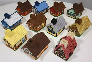 VINTAGE HANDGEFERTIGTE GEHÄKELTE KUNSTSTOFFLEINWAND WEIHNACHTEN DORFHAUS HÄUSER - Bild 1 von 6