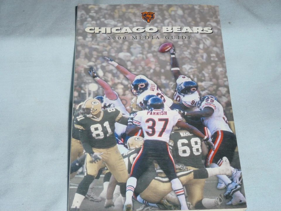 CHICAGO BEARS 2000 Media Guide YEARBOOK  mint condition - Image 1 of 4