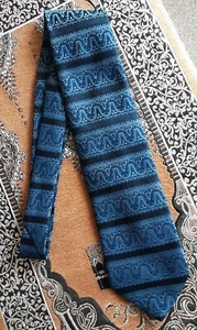 PIERRE CARDIN - GENTS VINTAGE PIERRE CARDIN BLUE 'GEO' NECKTIE - Picture 1 of 2