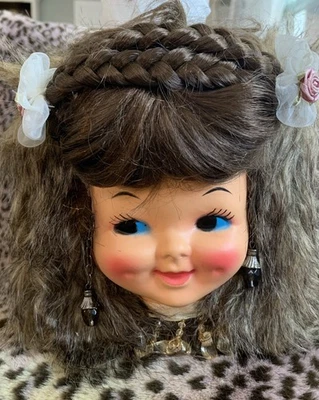 De colección Años 70 Cabeza de Muñeca Cara Marrón PELO Pañuelo Caja Cubierta Dispensador KITSCH Ojos Laterales Foto 1 de 4