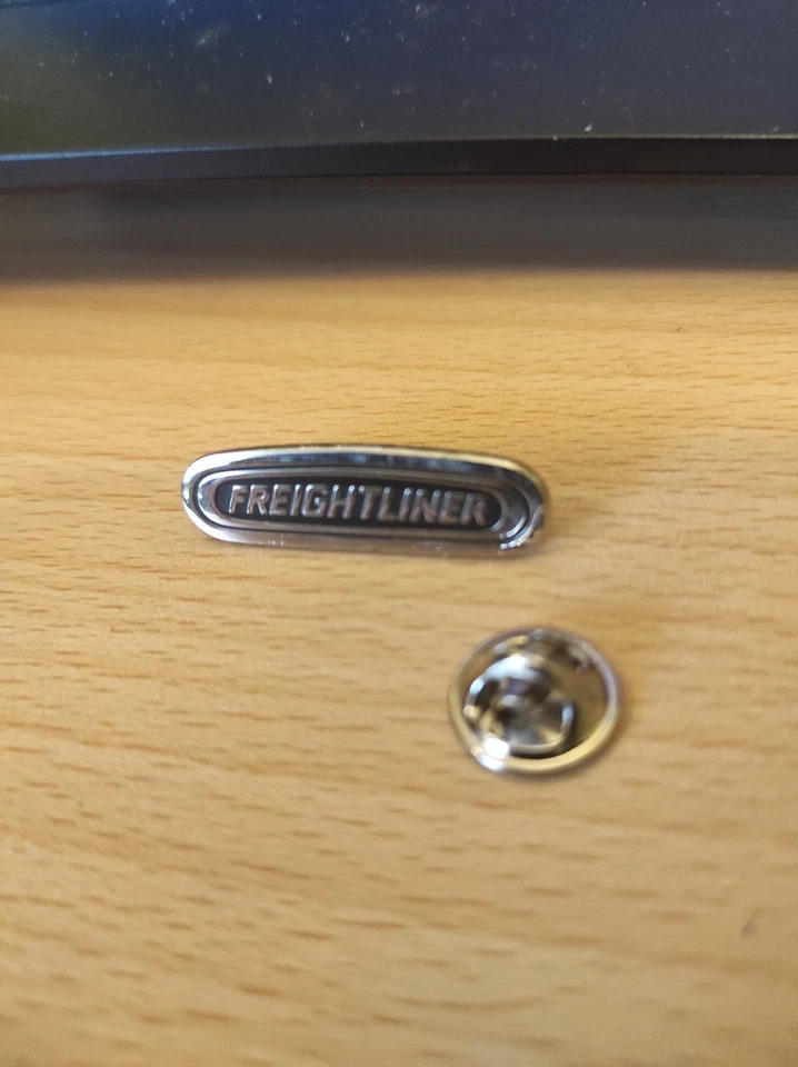 Auto Pin++US Truck ++Freightliner Schriftzug++US Truck++ Sammlung - Bild 1 von 1