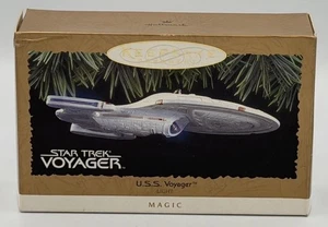 Vintage 1996 Hallmark Keepsake Star Trek U.S.S. Voyager Magic Weihnachtsschmuck - Bild 1 von 1
