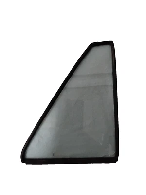 Honda Accord 4 puertas sedán, 1982, 1983, 1984, 1985, cristal de ventilación de puerta trasera derecha Foto 1 de 4