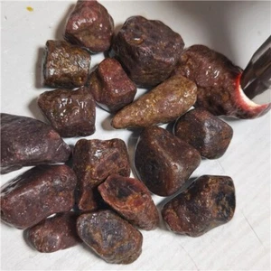 486g GENUINE 100% NATURAL RED STARSHINE SAPPHIRE ROUGH GEMSTONE i572 - Picture 1 of 7