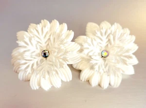 Vintage weiße Kunststoff Blume Schneeflocke Ohrringe AB Strass Mitte ~ Clip On - Bild 1 von 16