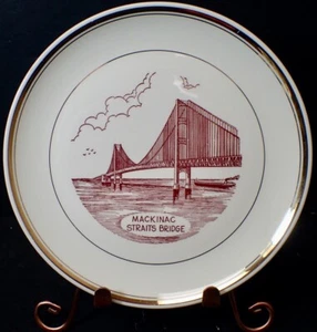 Piatto ricordo vintage Mackinac Straits Bridge Michigan grafica rossa 9,25" - Foto 1 di 6