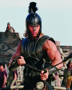Póster Brad Pitt Beefcake musculoso pose en túnica carro carrera escena Troya 24x36 - Imagen 1 de 1