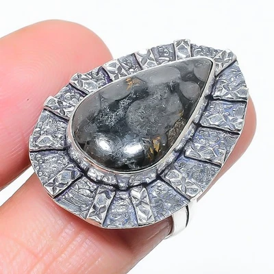 Anillo de joyería de regalo de piedras preciosas de plata esterlina 925 coral fósil negro 7,5" NS 20857 Foto 1 de 2