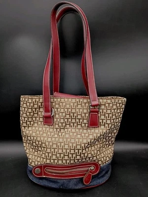 Cartera de colección Tommy Hilfiger para damas con logotipo magnético de mezclilla cuero tostado sangre de buey  Foto 1 de 4