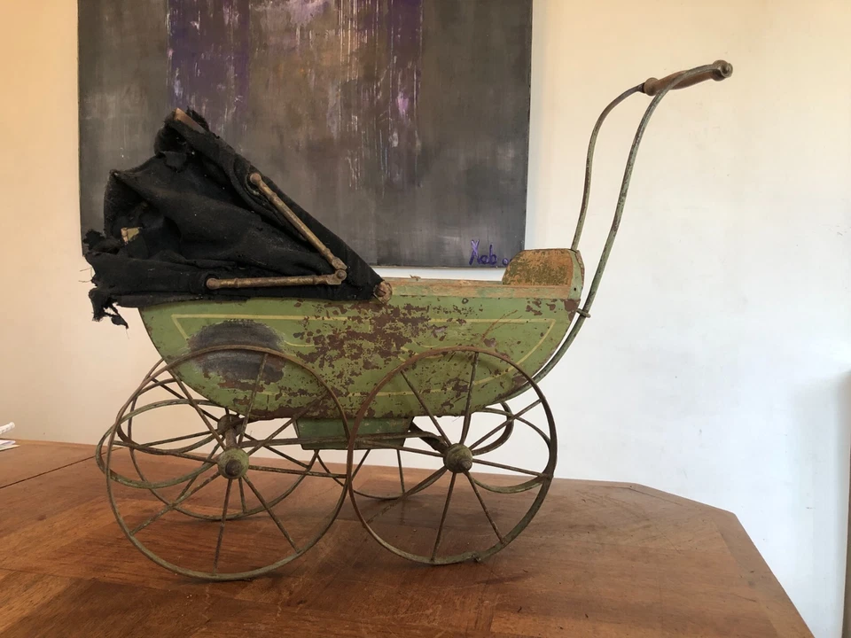 TRÈS ANCIEN PETIT LANDAU POUR POUPÉE EN BOIS CARÉNÉ EN MÉTAL, A RESTAURER - Photo 1/4