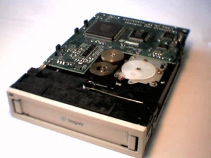Unidad de cinta Seagate Hornet IDE Travan TR5 STT320000A IDE 40 pines 10/20 GB ATAPI - Imagen 1 de 7