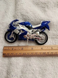 YAMAHA YZF-R1 BLUE & WHITE DIECAST MOTORCYCLE - Picture 1 of 8