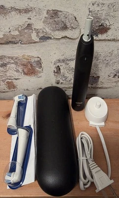 Cepillo de dientes negro recargable Oral-B iO Series 2 con estuche de viaje con 2 cepillos Foto 1 de 4
