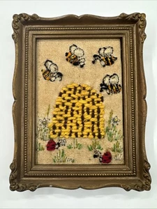 Vintage Crewel Nadelspitze 3D Bienenstock Bienen Marienkäfer Handarbeit mit Rahmen MCM 70er - Bild 1 von 12