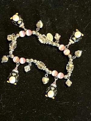 Conjunto de pulsera y collar elástico Cookie Lee rosa pingüino encanto tono plateado esmalte Foto 1 de 3