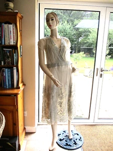 ANTIQUE LACE & NET DRESS,SIZE 14-18 (I THINK) IN EXCELLENT CONDITION IVORYCOLOUR - Picture 1 of 11