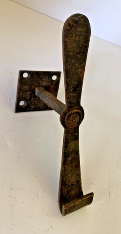 Antique cast iron Door rotating latch 7" long bent end to latch on flat piece Cover