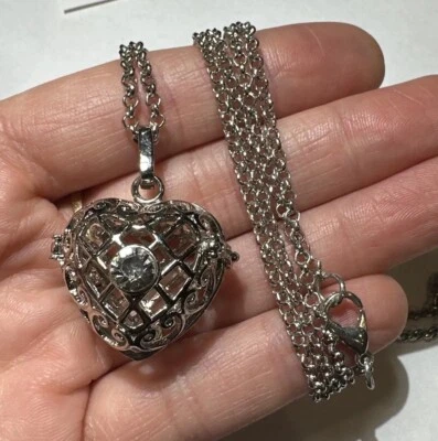 Collana Con Pendente A Cuore In Filigrana Argento Con Strass Vintage - Immagine 1 di 4