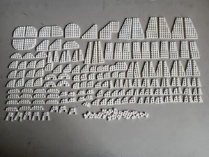 LEGO LOTTO SFUSO 200 ALA CUNEO BIANCO E PIASTRE ROTONDE 12X6 8X3 6X3 4X2 3X2 4X4 3X3 - Foto 1 di 3