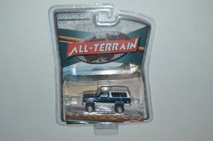 Greenlight 1987 GMC JIMMY Dark Blue & White '87 mit RR ALL-TERRAIN Greenlight - Bild 1 von 2