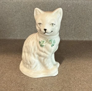 Vintage Belleek Porcelain Cat Kitty Kitten Figurine Green Shamrocks Ireland - Picture 1 of 4
