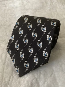 Neu ohne Etikett Phineas Cole 100 % Seide Krawatte Augen-Design schwarz weiß blau hergestellt in den USA - Bild 1 von 5