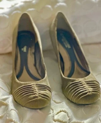 Naturalizer Nuevo Mujer Verde Oliva Gamuza Tacón Medio Cómodo Zapatos 9.5 Foto 1 de 4