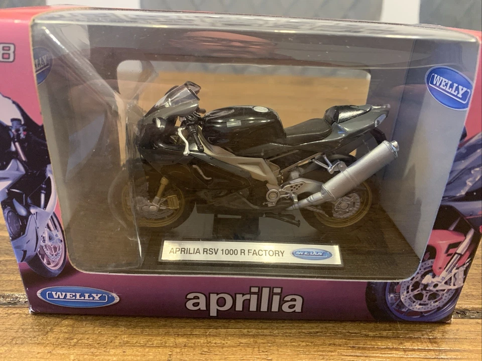 Welly 1-18 Diecast Aprilia RSV 1000 R Factory  - Image 1 of 4
