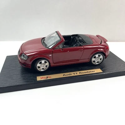 Coche de carreras Maisto Audi TT Roadster convertible modelo rojo fundido a presión con base Foto 1 de 4