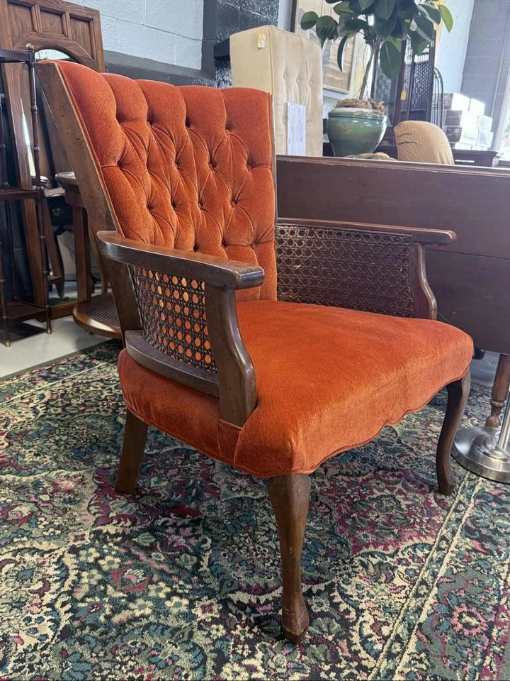 Sillón de caña acolchada de terciopelo naranja con marco de madera Foto 1 de 4