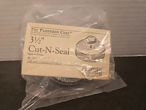 The Pampered Chef Cut N Guarnizione 3 1/2 Pollici #1195 NUOVO Sigillato - Foto 1 di 5