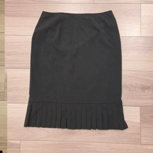 Women's Levine Classics Black Skirt with pleated hem Size 4 - Picture 1 of 5