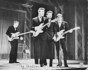 Cliff Richard and the Shadows 10" x 8" Photograph no 15 - Imagen 1 de 1