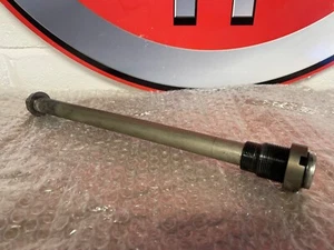 KAWASAKI ZX6R SCHWINGE SPINDEL ZX6R SCHWINGE BOLZEN ZX6R SCHWINGE RAHMENSCHRAUBE - Bild 1 von 4