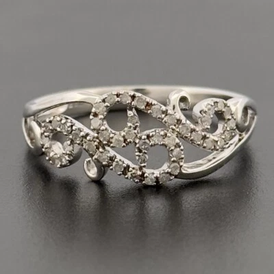 Anillo con racimo de diamantes de 0,25 quilates de oro blanco de 9 quilates talla P con sello Foto 1 de 4